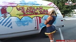 Drobná blonďatá roztleskávačka vyzvednutá pro sex v autě