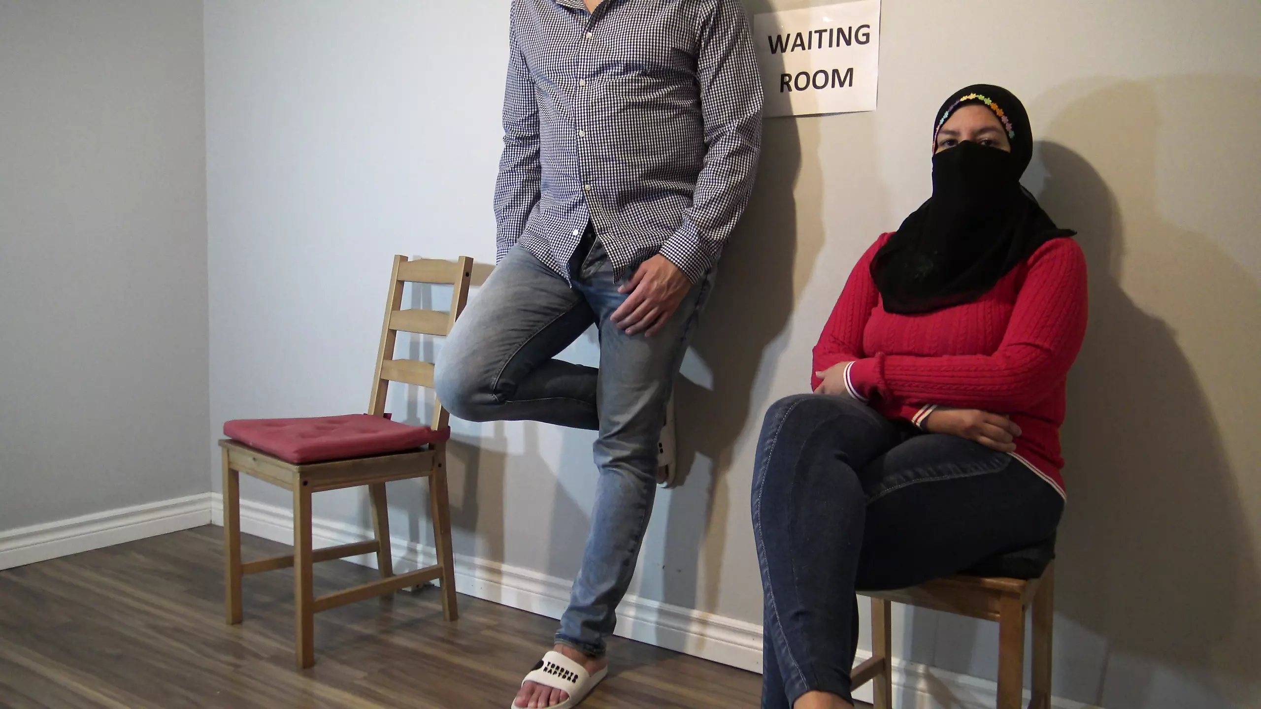 Mujer árabe casada recibe corrida en la sala de espera pública