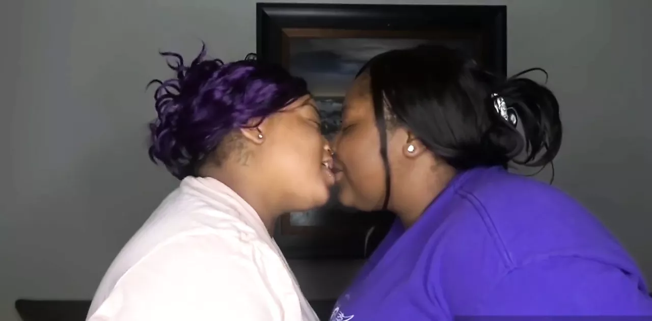 first lesbian kiss homemade