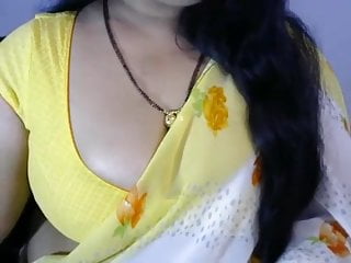 Asian sarees online - Indian babe in saree reveals her big tits