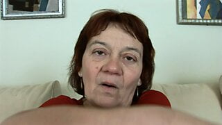 Волосатая бабушка с большими сосками - глубокая глотка и сперма в рот