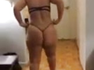 Brazilian ass fetish - De fio dental preto e sandalia