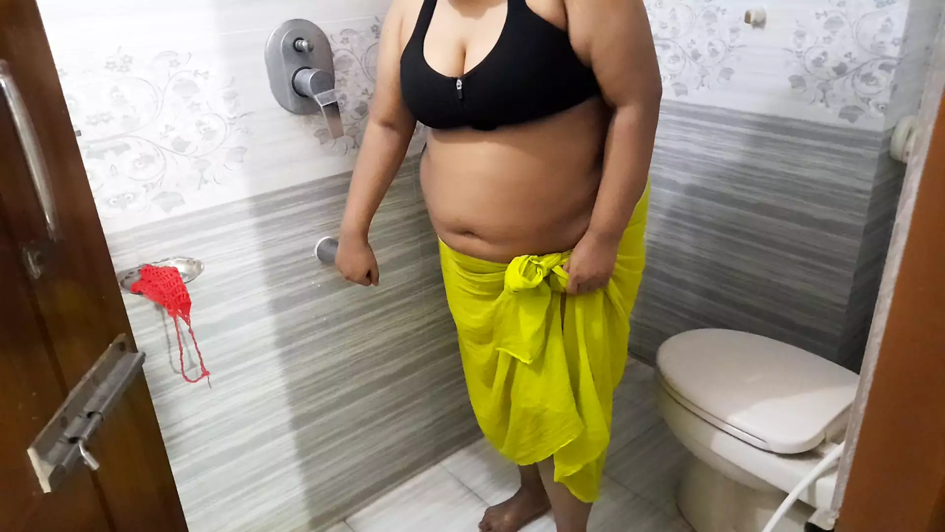 tamil lady housewife aunties take bath