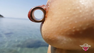 NippleringLover - возбужденная милфа писает на нудистском пляже, пирсингованная киска, широко открытая, огромные пирсингованные соски