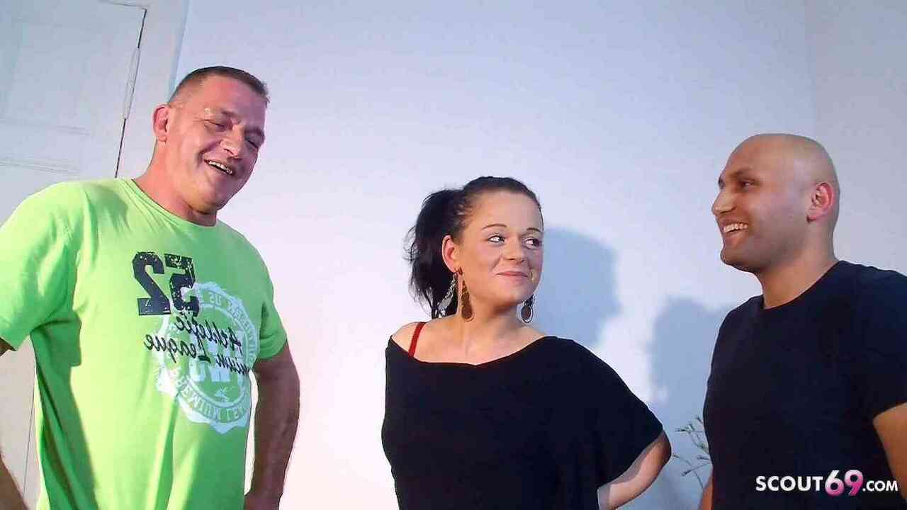 Cuckold echtgenoot sluit zich aan bij eerste mmv -trio met eigen Duitse vrouw xHamster
