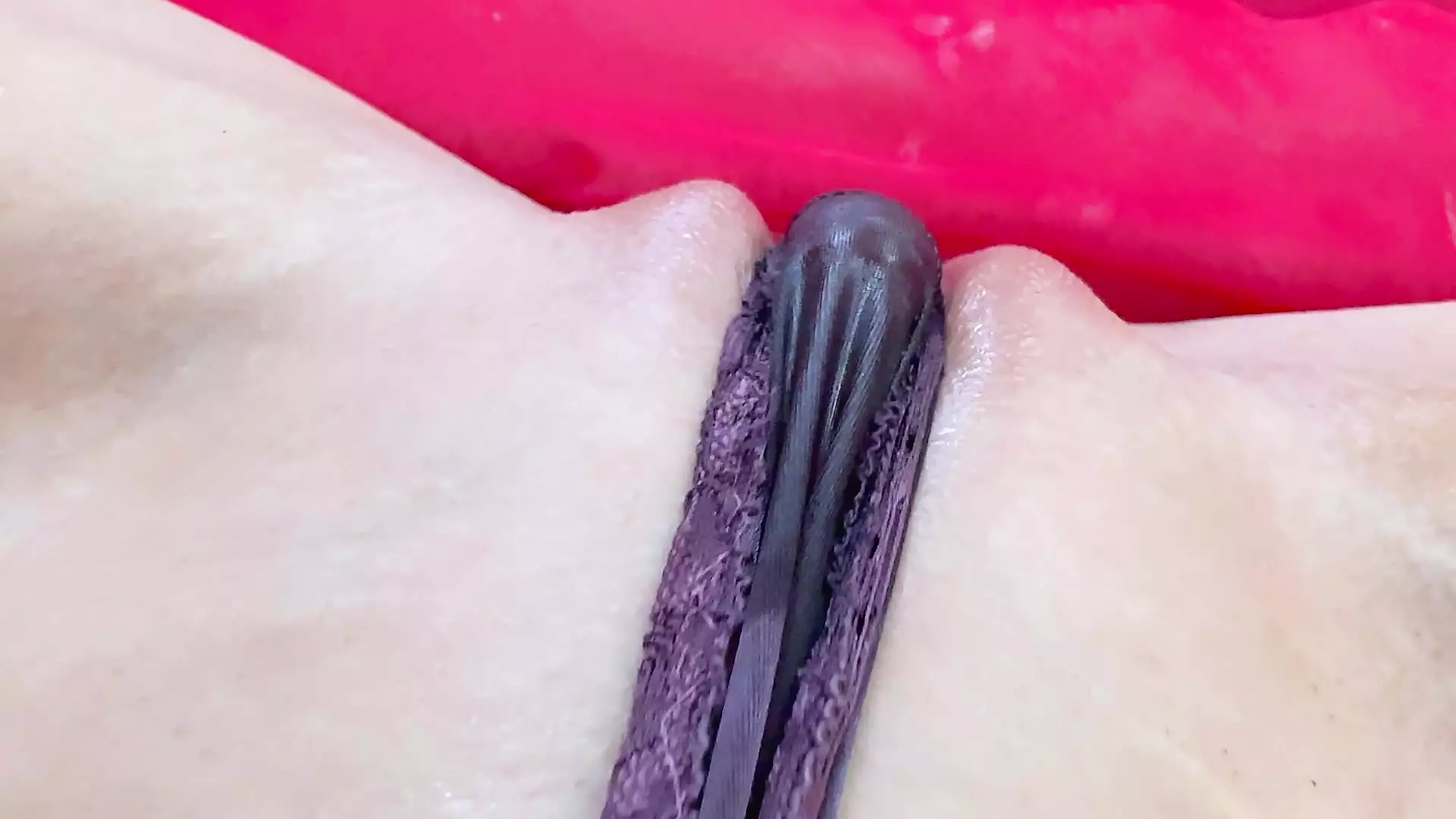 Apertada de calcinha em primeiro plano- masturbação Menina esfregando clitóris através da calcinha até chegar ao orgasmo