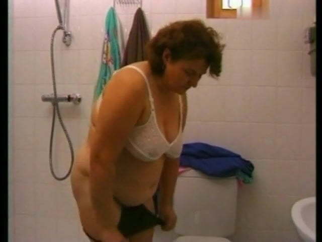 Oma masturbiert unter der Dusche