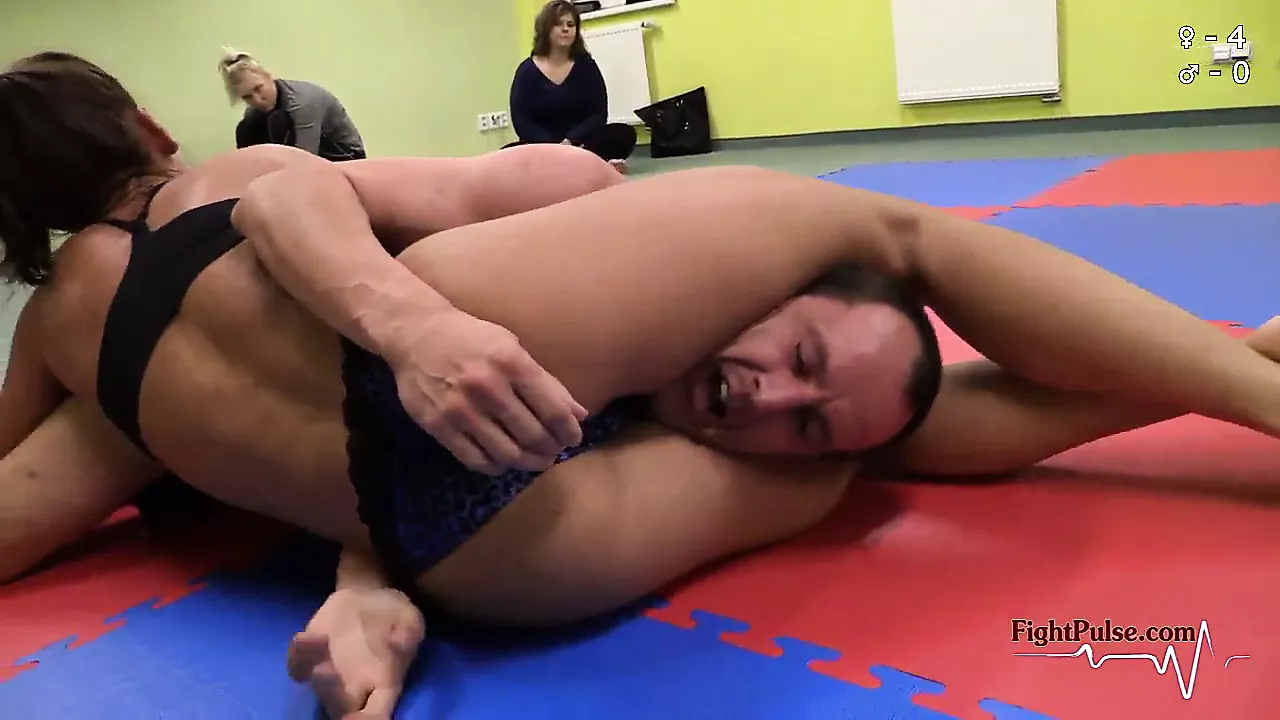 Headscissors in mixed wrestling pic image