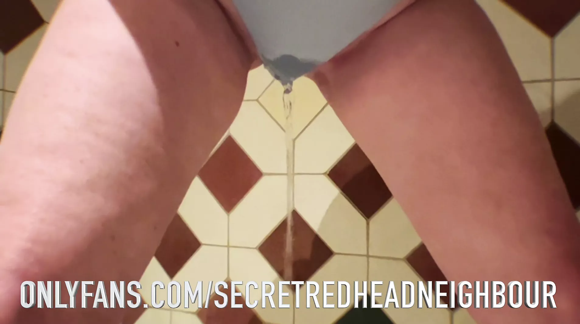Esposa ruiva peluda mijando na calcinha em banheiro público xHamster