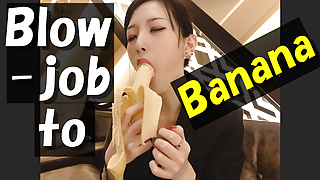 Минет банану, чтобы надеть презерватив! Японка дрочит в любительском видео.