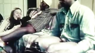 Тинка в очках занимается сексом с черными мужчинами (винтаж 1970-х)