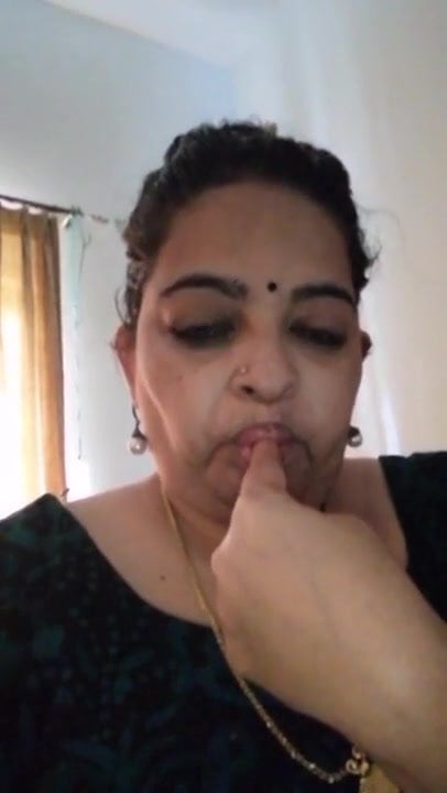 Desi Aunty Showing How T