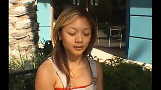 Asijská teenagerka vyzvednutá v obchodě za peníze a hardcore creampie akci