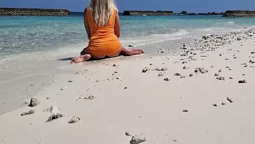 Гибкая телочка на нудистском пляже