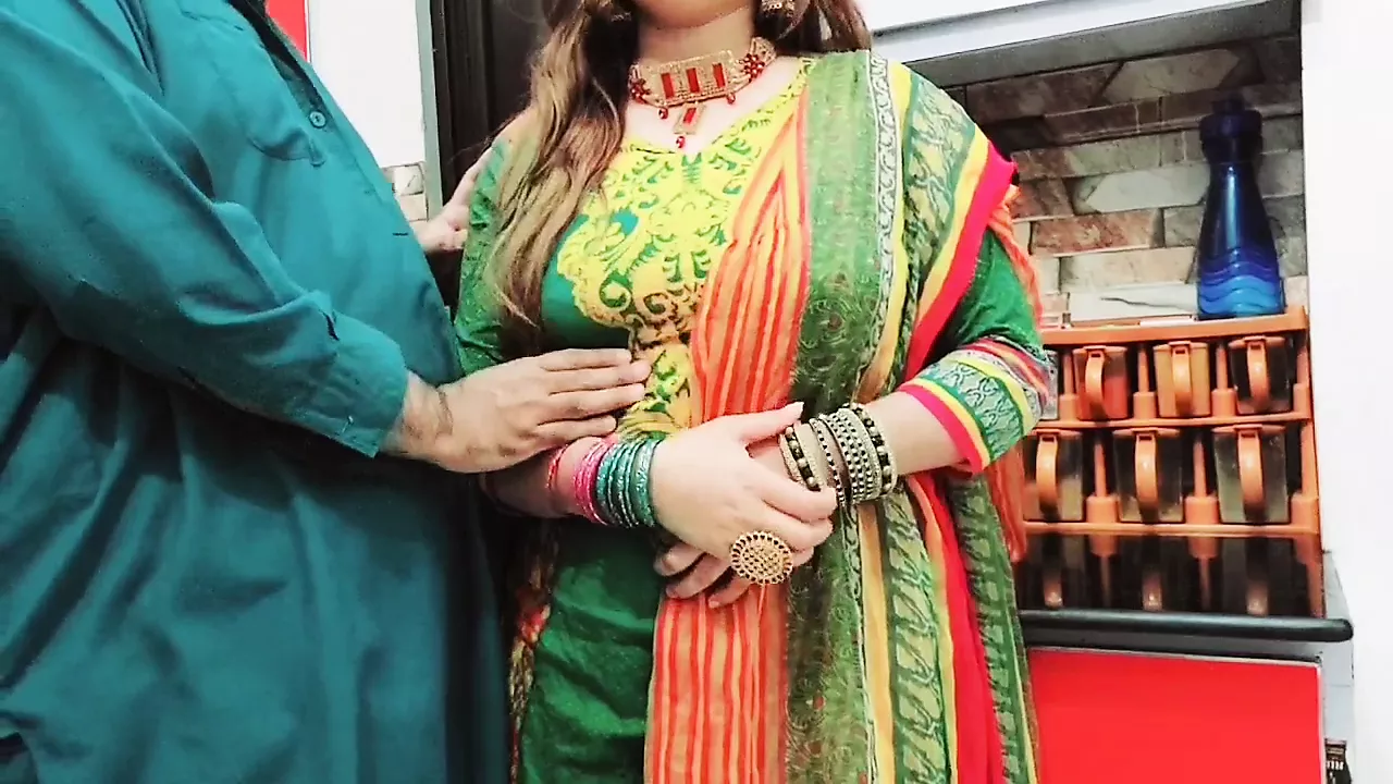 Une femme desi couche avec lami de son mari avec un son clair en hindi photo photo
