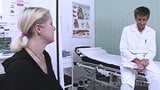 Arzt vögelt seine schlanke Patientin im Untersuchungszimmer