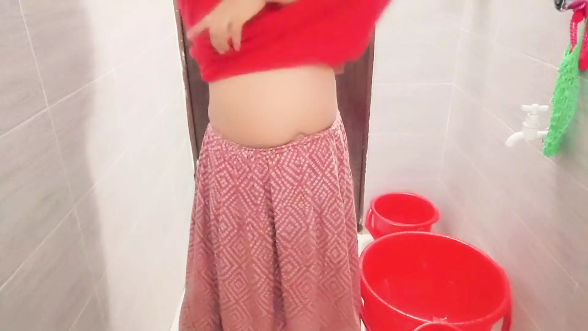 Vidéo dune femme au foyer bengalie sous la douche