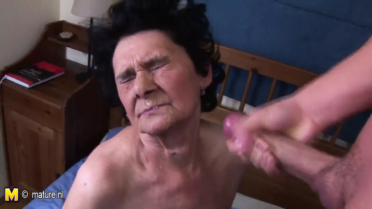 Amateur granny loves the taste of young