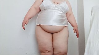 Моя толстая жена с ожирением с большим животом и в более узком нижнем белье