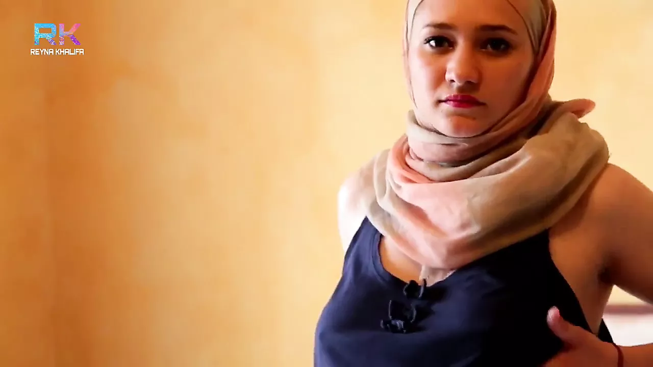 Muslim hijab girl twerk