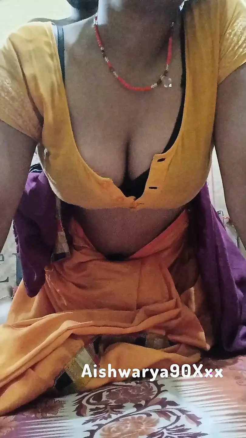 married girl cleavage in sarees