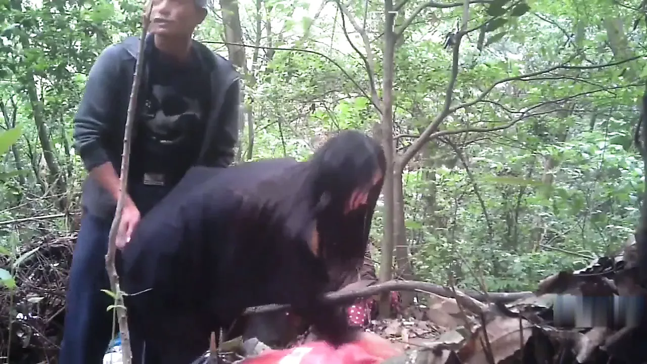 Ayah tiri Asia melakukan tanpa pelana di hutan dengan pelacur yang lebih muda