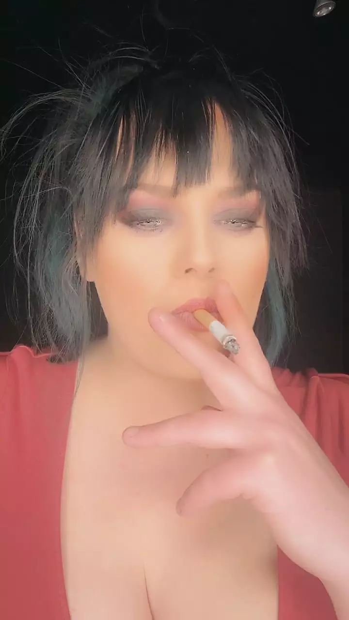 Bella smoking fetish image