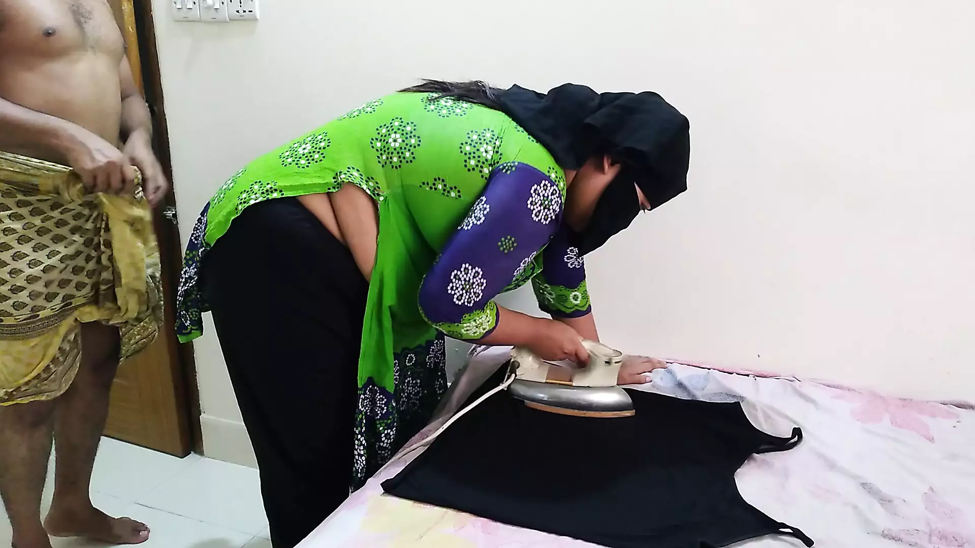 Het saudisk styvmamma med stor röv knullas hårt av sin styvson medan hon stryker kläder Foto