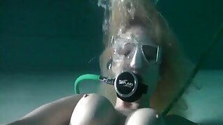 Blonde plays with herself while sucking on regulator