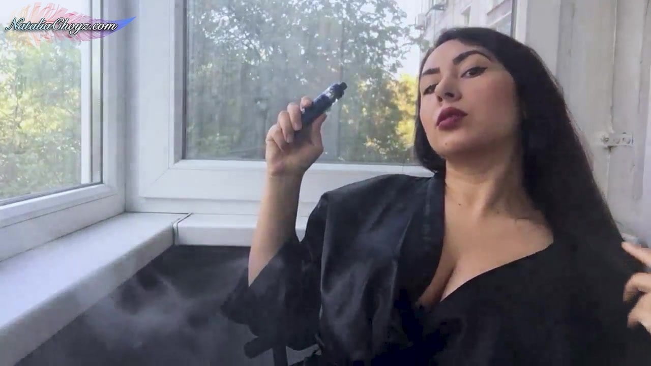 Une fille à gros nichons fume et se masturbe la chatte après une promenade xHamster