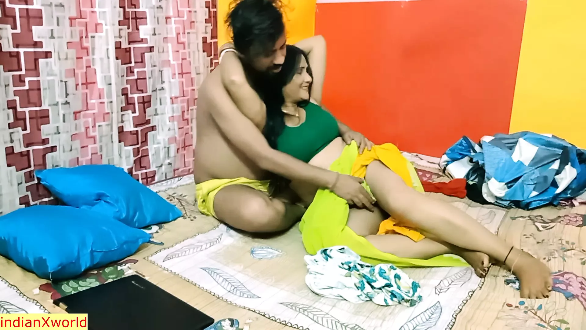 Indische hete stiefmoeder heeft hete seks met stiefzoon! vader weet het niet xHamster
