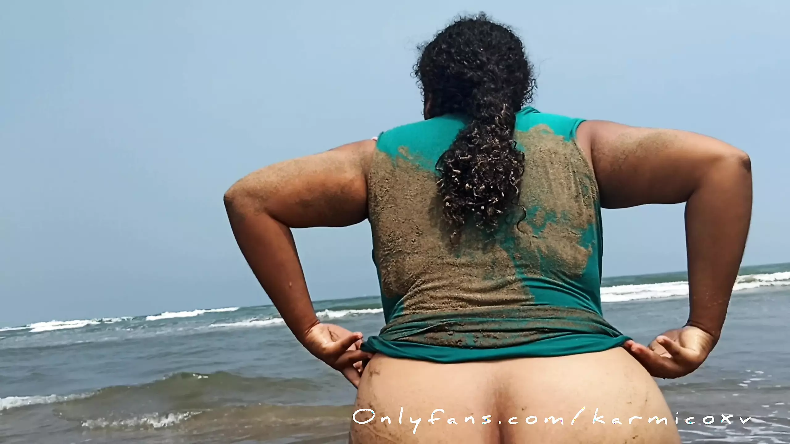 La moglie troia incinta mostra la sua figa su una spiaggia pubblica xHamster
